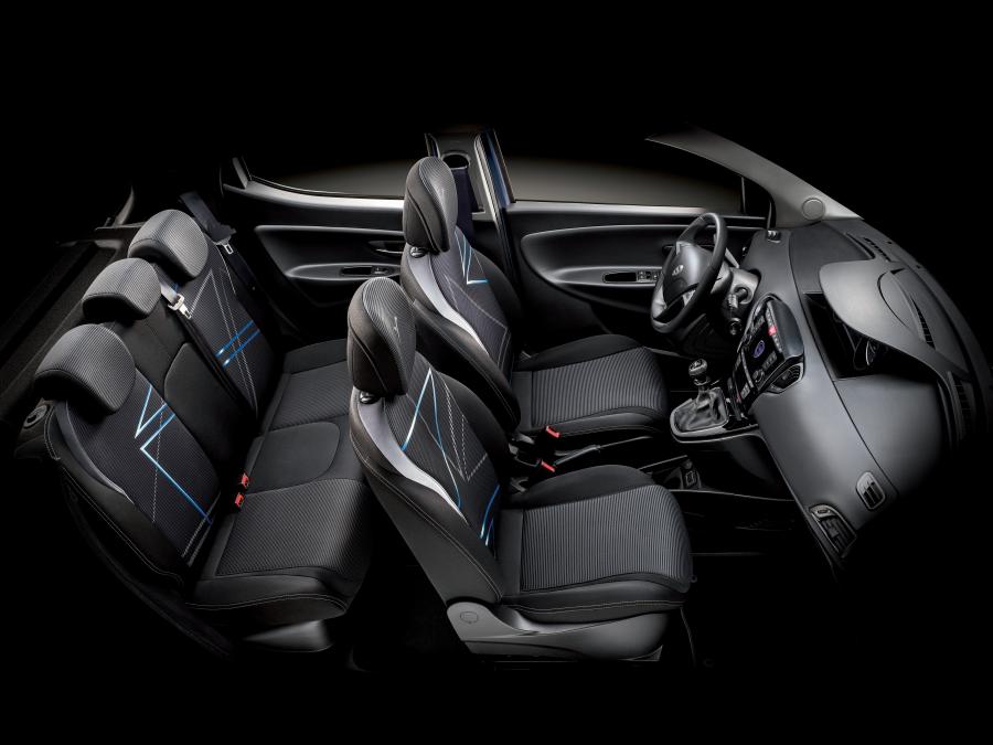Интерьер Lancia Ypsilon Unyca 2017 года  (фото 17 из 20)